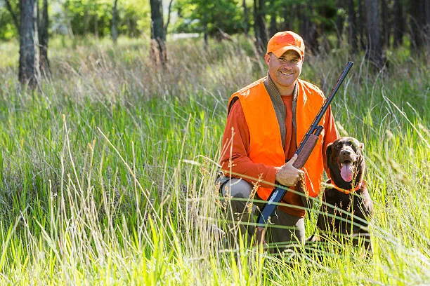 Chasseur avec un retriever