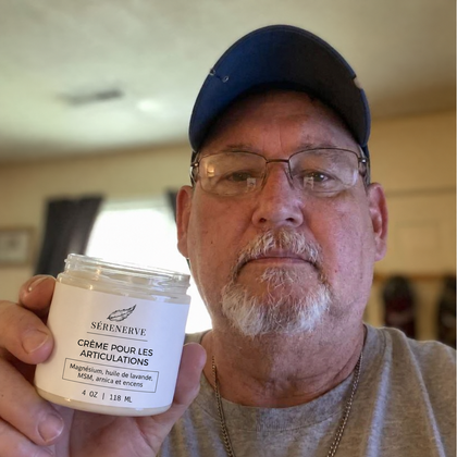 Client avec la crème Sérenerve ™