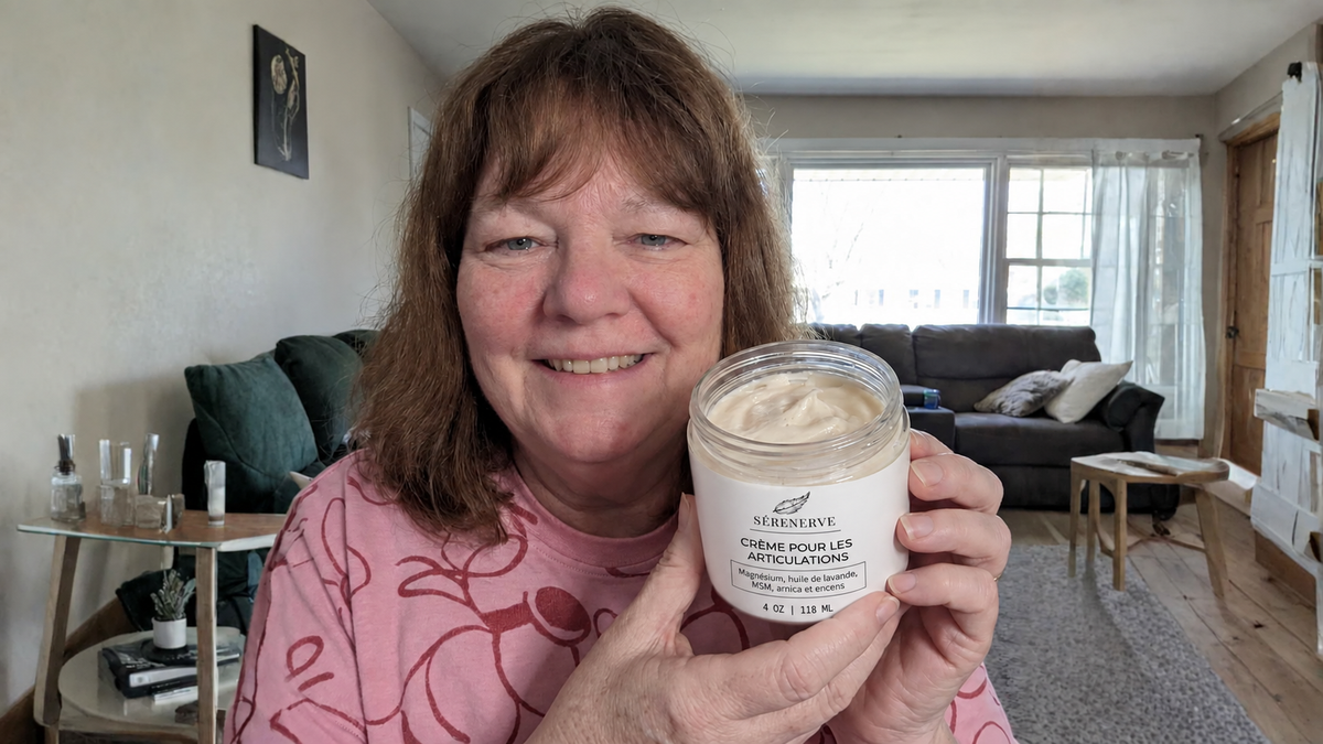 Cliente tenant la crème Sérenerve ™
