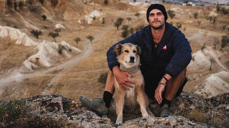 Homme avec un chien en plein air