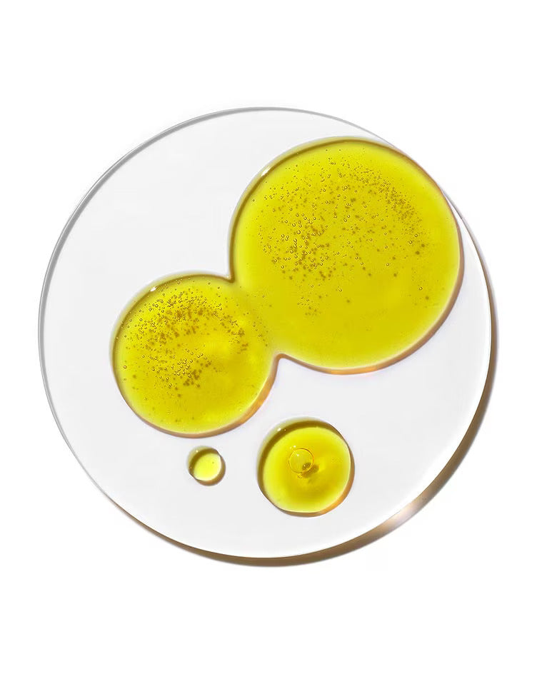 liquide jaune sur une plaque de verre